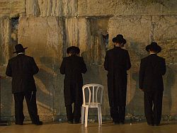 Знаменитая на весь мир "Стена плача", где днем и ночью молятся хасиды, многие засовывают в трещины записочки Богу (фото сделано в полночь).